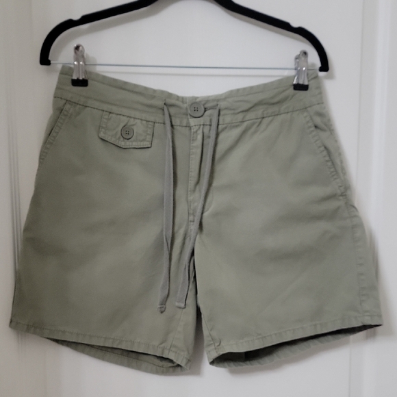 Old Navy Size 6 Khaki Green Just Below Waist Chino Shorts, Gently Used Condition - Picture 1 of 11